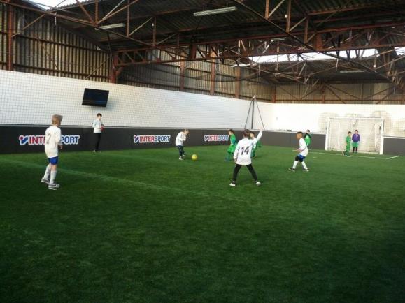 Complexe sportif avec terrain de foot en salle